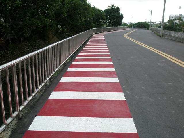 Straßenmarkierungen mit Verkehrsflächenmarkierungen