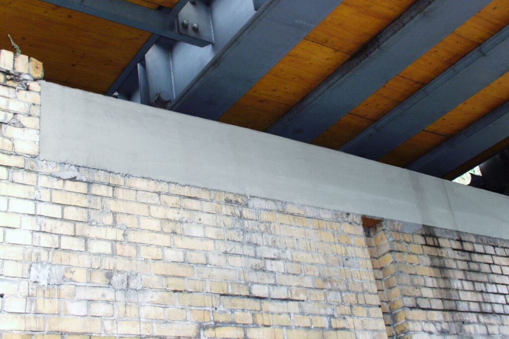 Ansicht einer S-Bahnbrücke: Sanierung des Brückenwiderlagers. Beispielbild zum Einsatz des R 17 E nach der EBA-Zulassung.